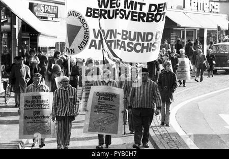 Ns-Opfer, einige in KZ-Uniformen, in Bonn am 23. Oktober 1975 demonstrierten gegen den betrieblichen Verbote durch die radikale Dekret verursacht. Die Vereinigung der Verfolgten des Naziregimes (Vvn) hatten für diese genannt. | Verwendung weltweit Stockfoto