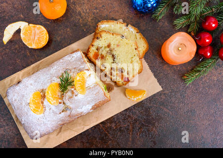 Christmas Cake mit Nüssen, getrockneten Früchten, Mandarinen. Traditionelle festliche Gebäck. Stockfoto
