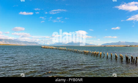 Patagonien Bucht und die Berge von Puerto Natales mit Kormorane auf alten pilings Tag Stockfoto