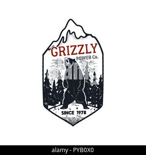 Wanderlust Logo Emblem. Jahrgang Hand gezeichnet Reisen Abzeichen. Mit Grizzly Bären im Wald Szene. Enthalten benutzerdefinierte Abenteuer Zitat. Vektor Wanderung distressed Insignia. Silhouette Stock Vektor