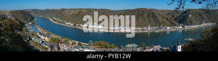 Panoramablick auf Rheinland Städte in St. Goarshausen auf Bank und St. Goar an der Unterseite der Bank im Herbst Stockfoto