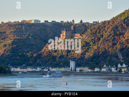 Burg Katz, Burg über St. Goarshausen bei Sonnenuntergang, Herbst, Rheintal Stockfoto