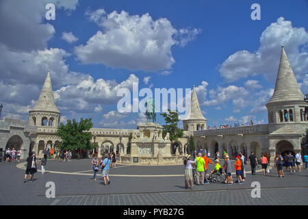 Budapest, die Hauptstadt Ungarns, ist durch die Donau halbiert. Die aus dem 19. Jahrhundert Chain Bridge verbindet das hügelige Buda Bezirk mit flachen Pest. Stockfoto
