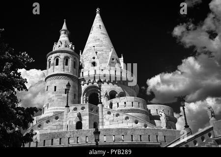 Budapest, die Hauptstadt Ungarns, ist durch die Donau halbiert. Die aus dem 19. Jahrhundert Chain Bridge verbindet das hügelige Buda Bezirk mit flachen Pest. Stockfoto