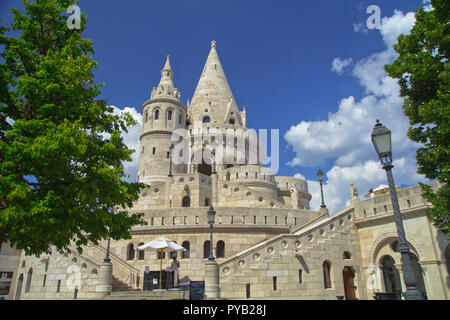 Budapest, die Hauptstadt Ungarns, ist durch die Donau halbiert. Die aus dem 19. Jahrhundert Chain Bridge verbindet das hügelige Buda Bezirk mit flachen Pest. Stockfoto