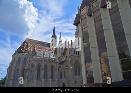 Budapest, die Hauptstadt Ungarns, ist durch die Donau halbiert. Die aus dem 19. Jahrhundert Chain Bridge verbindet das hügelige Buda Bezirk mit flachen Pest. Stockfoto