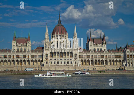 Budapest, die Hauptstadt Ungarns, ist durch die Donau halbiert. Die aus dem 19. Jahrhundert Chain Bridge verbindet das hügelige Buda Bezirk mit flachen Pest. Stockfoto