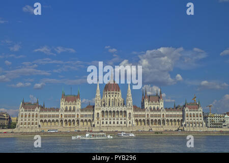 Budapest, die Hauptstadt Ungarns, ist durch die Donau halbiert. Die aus dem 19. Jahrhundert Chain Bridge verbindet das hügelige Buda Bezirk mit flachen Pest. Stockfoto