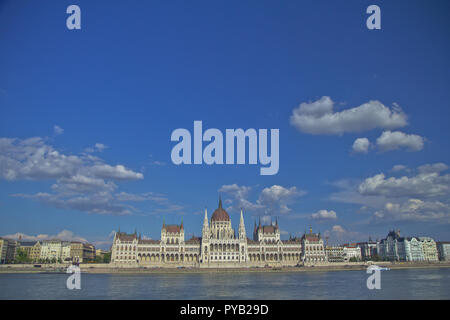 Budapest, die Hauptstadt Ungarns, ist durch die Donau halbiert. Die aus dem 19. Jahrhundert Chain Bridge verbindet das hügelige Buda Bezirk mit flachen Pest. Stockfoto