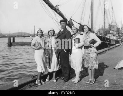 Dreharbeiten in den 1930er Jahren. Schwedische Schauspieler Fridolf Rhudin. 1895-1935. Hier im Bild gemeinsam mit vier modisch Damen während der Dreharbeiten Skepp Ohoj von 1931 gekleidet. Stockfoto