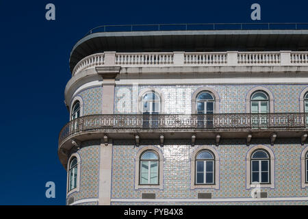 Typische portugiesische Architektur mit einer runden Ecke. Haus mit keramischen Fliesen, Fenster mit Bögen und ein großer dekorativer Balkon. Blue Sky. Lissabon, Po Stockfoto