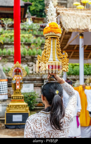 Balinesische Mädchen in kebaya und Sarong mit banten tegeh (hohes Angebot) bei Pura Kehen, balinesischen Hindu Tempel in Bangli Regency, Bali, Indonesien. Stockfoto