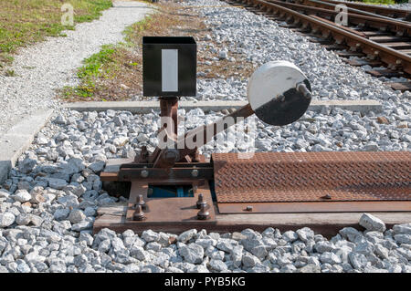 Manuelle Eisenbahn-Schalter an der Tramhaltestelle in Fulpmes, ein Dorf und eine Gemeinde im Stubaital, Tirol, Österreich. Stockfoto