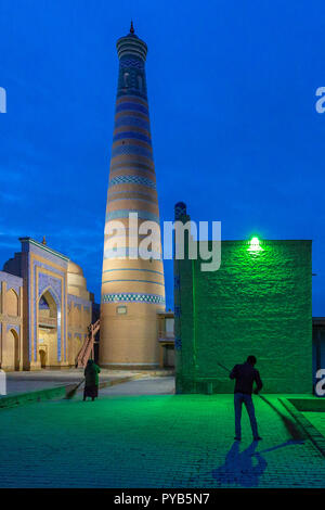 Kehrmaschinen in der Götterdämmerung in der Altstadt von Chiwa, Usbekistan Stockfoto