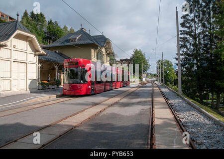 Die Tramhaltestelle in Fulpmes, ein Dorf und eine Gemeinde im Stubaital, Tirol, Österreich. Stockfoto