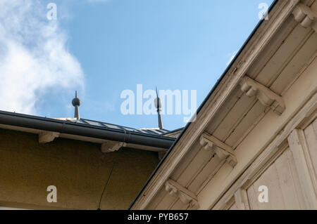 Blitzableiter auf dem Dach der Tramhaltestelle in Fulpmes, ein Dorf und eine Gemeinde im Stubaital, Tirol, Österreich. Stockfoto