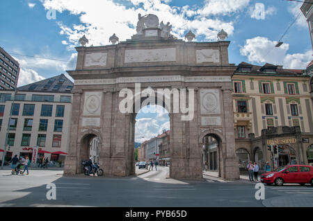 Österreich, Tirol, Innsbruck Blick auf den Triumphbogen Triumphpforte auf Maria Theresien Straße errichtet von Maria Theresia im Jahr 1765 Stockfoto