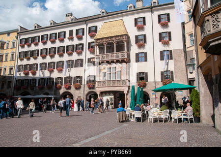 Österreich, Innsbruck Herzog-Friedrich-Straße in ein Gebäude in der historischen Stadt Goldene Dach Gebäude Stockfoto