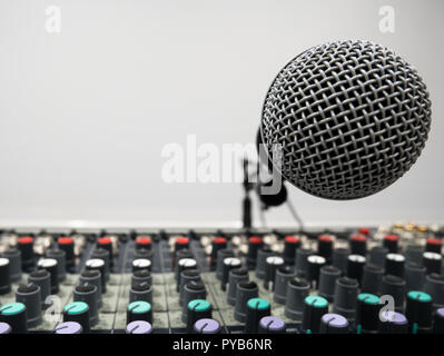 Audio Musik Mixer und Mikrofon in Studio close up Stockfoto