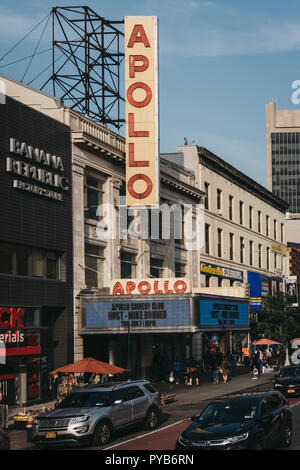 New York, USA - 31. Mai 2018: Zeichen und Fassade des Apollo Theater, einem ikonischen Music hall in the Harlem Nachbarschaft von Manhattan, New York City entfernt. Stockfoto