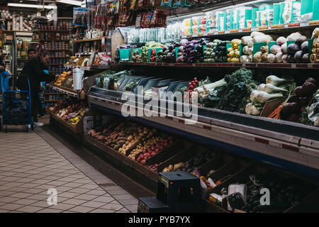 New York, USA - 30. Mai 2018: Menschen Lebensmittel kaufen in Essex Street Market in der Lower East Side, New York. Essex Street Market ist New York City Stockfoto