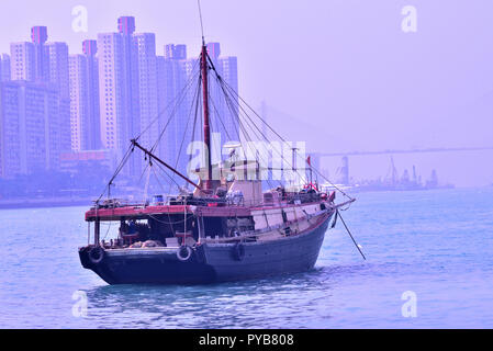 Trawler Fischerboot im Hafen Tsuen Wan, Hongkong. Stockfoto