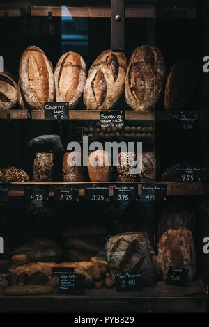 New York, USA - 30. Mai 2018: Die Auswahl an frischem Brot auf Verkauf in Essex Street Market in der Lower East Side, New York. Essex Street Market ist New York Stockfoto