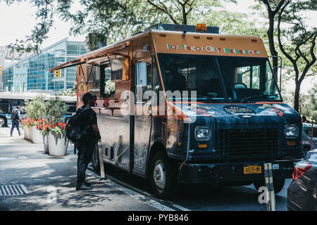 New York, USA - 30. Mai 2018: Mann essen Bestellen aus Los Tacos Stadt Habanero Lkw auf einer Straße in New York, USA geparkt. Food Trucks sind eine beliebte Choi Stockfoto