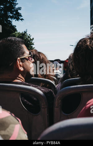 New York, USA - 30. Mai 2018: Touristen sitzen auf der Oberseite der touristischen Bus auf Tour um New York. New York ist eine der meist besuchten Städte in der Npv Stockfoto