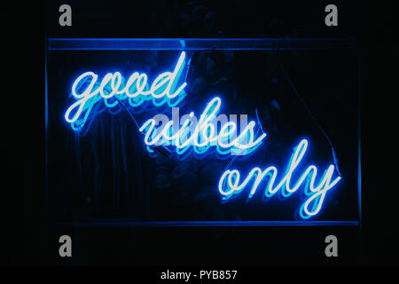 Blue Gute nur Vibes Worte im Neonlicht Beschilderung. Stockfoto
