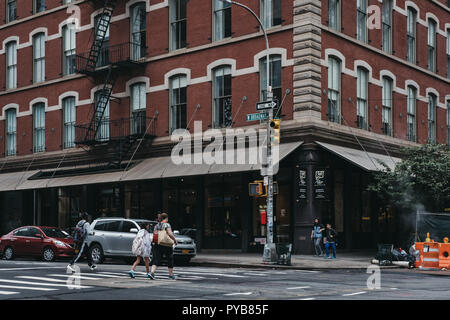 New York, USA - 31. Mai 2018: Überqueren von W Broadway, eine Nord-Süd-Straße im New Yorker Stadtteil Manhattan, in zwei Teile getrennt durch Stockfoto