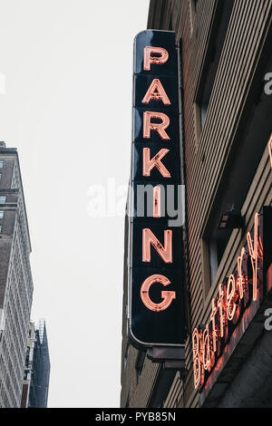 New York, USA - 31. Mai 2018: Leuchtreklame außen Akku Garage im Battery Park, einem Gebiet befindet sich an der südlichen Spitze der Insel Manhattan in New Stockfoto