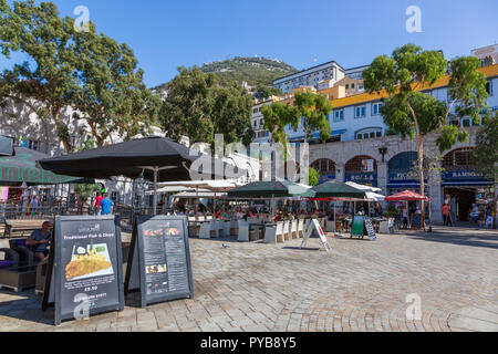 Restaurants und Touristen in Grand Casemates Square, Gibraltar Stockfoto