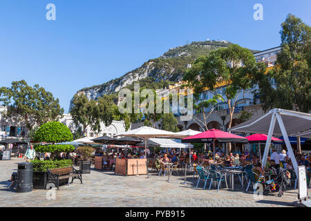 Restaurants und Touristen in Grand Casemates Square, Gibraltar Stockfoto