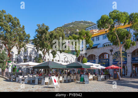 Restaurants und Touristen in Grand Casemates Square, Gibraltar Stockfoto