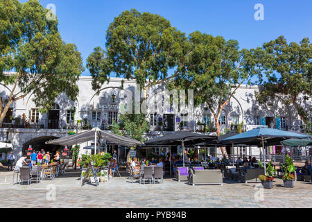 Restaurants und Touristen in Grand Casemates Square, Gibraltar Stockfoto