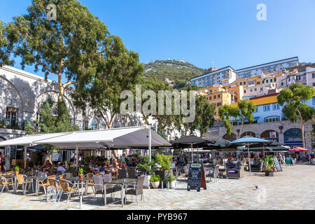 Restaurants und Touristen in Grand Casemates Square, Gibraltar Stockfoto