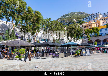 Restaurants und Touristen in Grand Casemates Square, Gibraltar Stockfoto