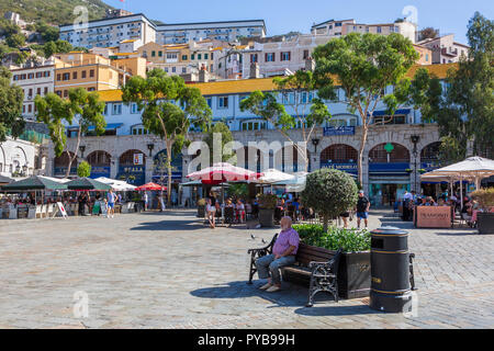 Restaurants und Touristen in Grand Casemates Square, Gibraltar Stockfoto