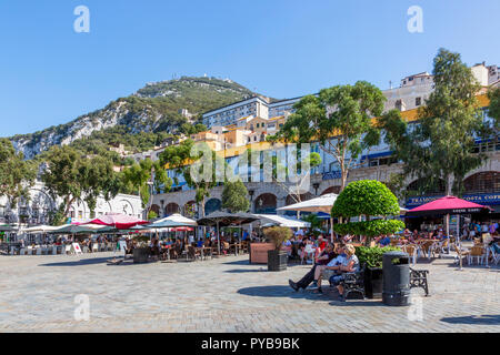 Restaurants und Touristen in Grand Casemates Square, Gibraltar Stockfoto