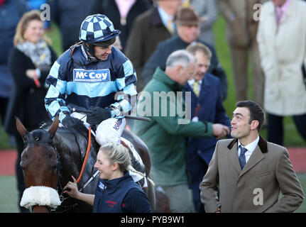 Richard Johnson feiert auf Thomas Darby, wie er mit Trainer Olly Murphy nach dem Gewinn der Stiftung Entwicklungen Ltd Maiden Hürde während des Tages eine Der Showcase in Cheltenham Racecourse spricht. Stockfoto