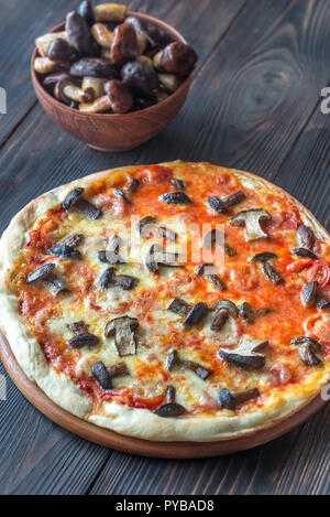 Pizza mit Steinpilzen Stockfoto