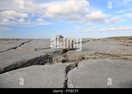 Große Felsbrocken liegen auf mondlandschaft Burren, wilden Atlantik weg, County Clare, Irland Stockfoto