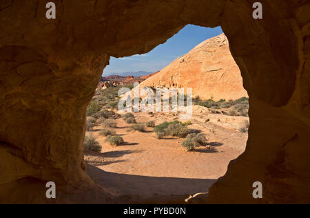 NV 00049-00 ... NEVADA - Blick durch ein Fenster in der aztekischen Sandstein in der Mojave Wüste in der Beim Kuppeln Loop Trail im Tal des Feuers Sta Stockfoto