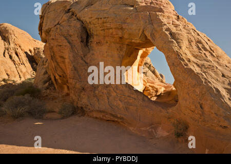 NV 00052-00 ... NEVADA - ein Fenster, durch das aztekische Sandstein in der Mojave Wüste in der Beim Kuppeln Loop Trail im Valley of Fire State Park entfernt. Stockfoto