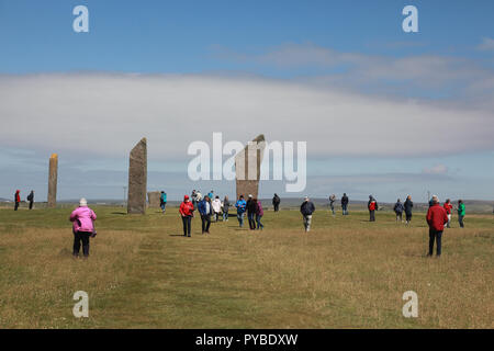 Die Besucher der stehenden Steine von Stenness, eine neolithische Denkmal auf dem Festland der Orkney Inseln, Schottland Stockfoto