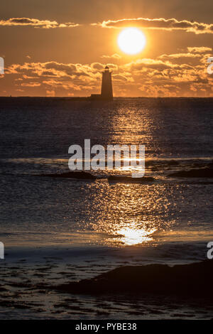 Leuchtturm mit Sonne Stockfoto