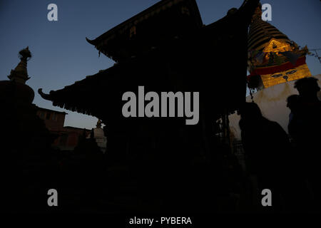 Kathmandu, Nepal. 26 Okt, 2018. Licht beleuchtet die Swoyambhunath Stupa, ein UNESCO-Weltkulturerbe, in Kathmandu, Nepal am Freitag, 26. Oktober 2018. Credit: Skanda Gautam/ZUMA Draht/Alamy leben Nachrichten Stockfoto