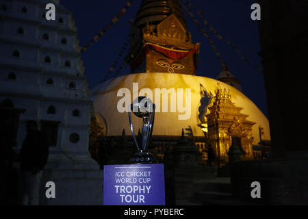 Kathmandu, Nepal. 26 Okt, 2018. Ein ICC Cricket World Cup Trophäe wird auf der Anzeige für die Medien vor swoyambhunath Stupa, ein UNESCO-Weltkulturerbe, in Kathmandu, Nepal am Freitag, 26. Oktober 2018 gesetzt. Credit: Skanda Gautam/ZUMA Draht/Alamy leben Nachrichten Stockfoto