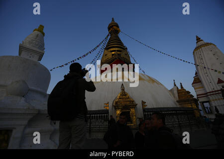 Kathmandu, Nepal. 26 Okt, 2018. Ein Tourist nimmt ein Bild von swoyambhunath Stupa, ein UNESCO-Weltkulturerbe, in Kathmandu, Nepal am Freitag, 26. Oktober 2018. Credit: Skanda Gautam/ZUMA Draht/Alamy leben Nachrichten Stockfoto